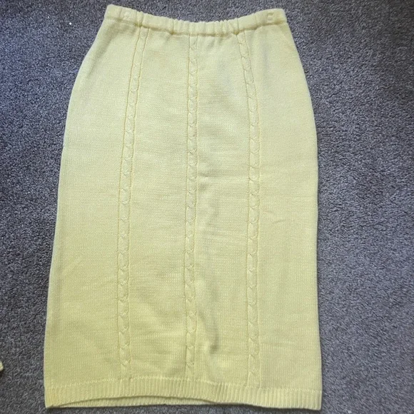 Elegant Cream Cable Knit Sweater Set - Picture 3 of 10